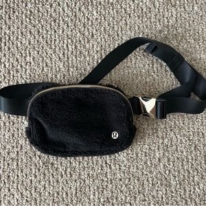 lululemon Everywhere Belt Bag 1L in Black